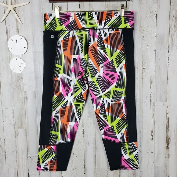 Fabletics Powerhold Capri Leggings Black Tribal Geo Print Size Large - Picture 2 of 10